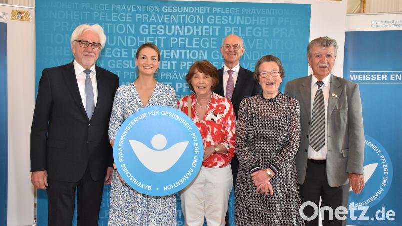 Anita Rickl (Dritte von links) und Helga Althammer (Zweite von rechts) werden mit dem &quot;Weißen Engel&quot; ausgezeichnet. Bild: StMGP/exb
