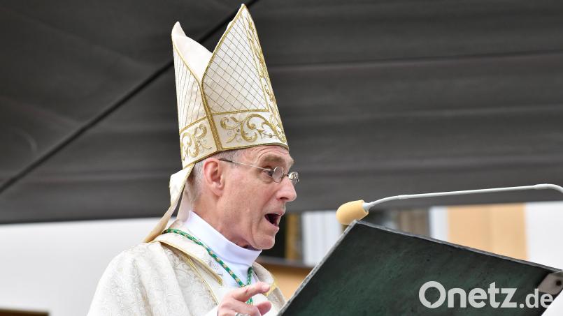 Bei offiziellen Auftritten als Erzbischof wirkt er mitunter streng, hinter den Kulissen aber lacht Georg Gänswein gern und ist nicht unnahbar. Bild: Petra Hartl