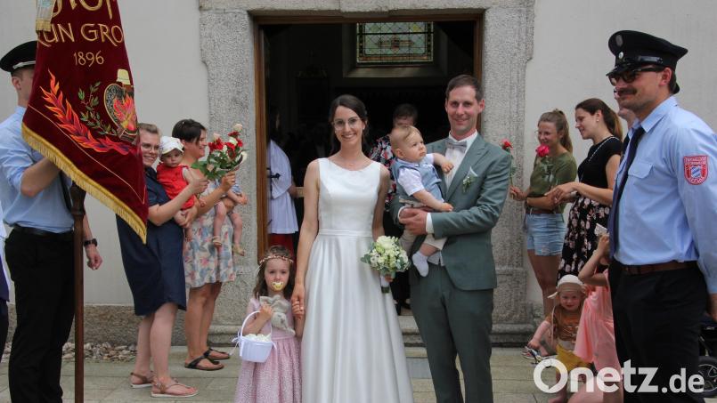 Freudestrahlend verlassen Birgit und Tobias Rosner die Konnersreuther Pfarrkirche. Mit dabei sind ihre gemeinsamen Kinder Johanna und Lukas. Bild: kro