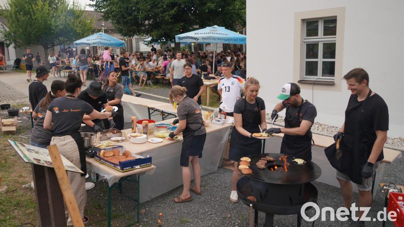 Alle Hände voll zu tun hat das junge Grillteam der Kolpingfamilie beim Barbecue-Abend. Der Andrang ist wie immer groß. Bild: fvo