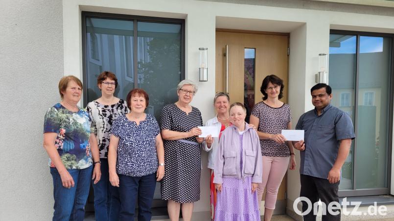 Spendenübergabe der KAB: Im Bild (von links) Elisabeth Vogl, Michaela Staufer, Rita Konz, Karin Ernstberger, Sabine Meier mit Tochter Melanie, Bettina Stock sowie Präses Pater Martin. Bild: Bettina Stock/exb
