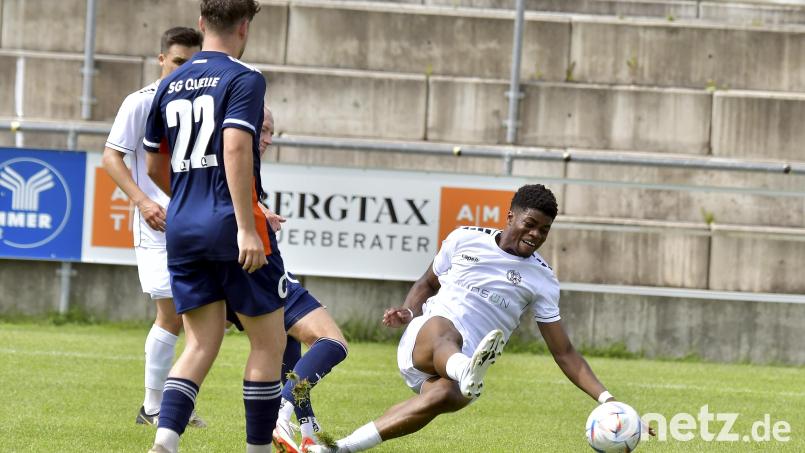 Neuzugang und Torschütze zum 5:2-Endstand: Irfan Amidou (rechts) von der DJK Gebenbach versucht in dieser Szene im Fallen den Ball noch auf das Tor von Quelle Fürth zu befördern. Bild: Hubert Ziegler