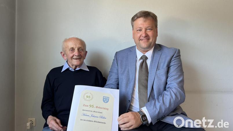 Bürgermeister Stefan Braun gratulierte Johann Biller zum 95. Geburtstag mit Urkunde und Geschenk. Bild: aun