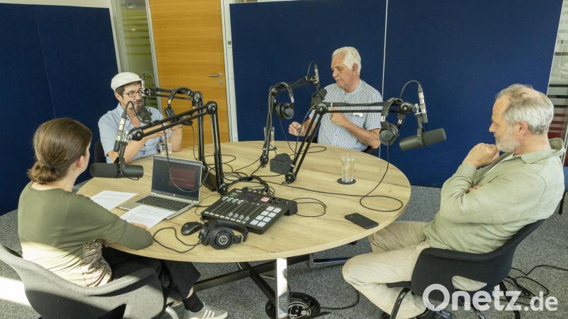 Regisseur Hartmut Kühn (links), Autor Bernhard Setzwein (mitte) und Schauspieler Alexander Kuchar (rechts) waren zu Gast im Podcast &quot;Kulturkiosk&quot;. Es geht um das Theaterstück &quot;Des Kaisers Pfennigfuchser&quot;. Bild: Daniel Werner