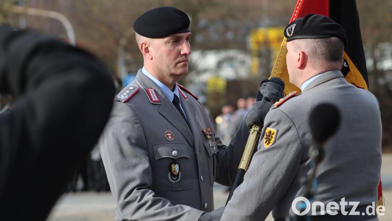 Am 15. Februar 2024 übernahm Oberst Axel Hardt (links) das Kommando über die Panzerbrigade 12 &quot;Oberpfalz&quot;. Sein Vorgesetzter, der Kommandeur der 10. Panzerdivision, Generalmajor Ruprecht von Butler, übergibt Hardt am Appellplatz in der Kaserne in Cham die Truppenfahne. Bild: „Hochmuth/Bundeswehr“