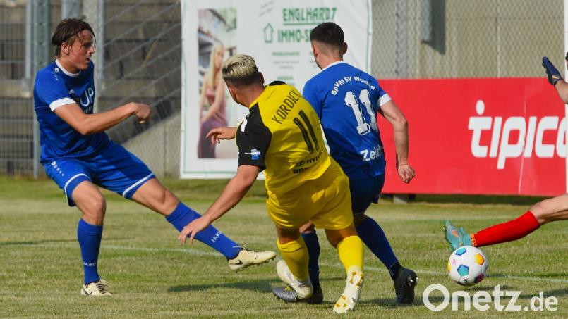 Die Hintermannschaft der SpVgg SV Weiden um Felix Behnke (von links), Moritz Zeitler und Keeper Eldin Becic hatte gegen den Regionalligisten DJK Vilzing (im Bild Tobias Kordick) Schwerstarbeit zu verrichten. Bild: G. Büttner