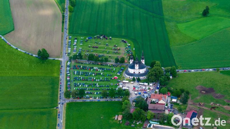 Der Verein der Freunde der Kapplkirche hat die Anschaffung neuer Sitzpolster für die Bänke in der Dreifaltigkeitskirche großzügig unterstützt. Möglich wurde dies mit den Erlösen aus dem Bratwurststand, den der Förderkreis bei den Kapplfesten (im Bild das &quot;große&quot; Kapplfest Ende Mai) betreibt. Bild: mür