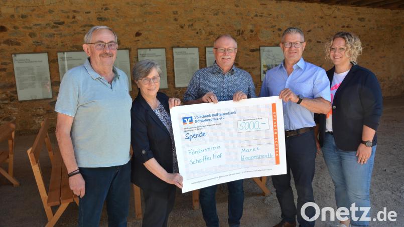 Bei der Remise des Schafferhofs erfolgte die Übergabe der Spende in Höhe von 5000 Euro durch den Förderverein an die Marktgemeinde. Im Bild (von links) Zweiter Vorsitzender Otto Grillmeier, Kassiererin Sigrun Betzl, Bürgermeister Max Bindl, Vorsitzender Uwe Rosner und Museumsleiterin Melanie Wenisch. Bild: Josef Rosner/exb