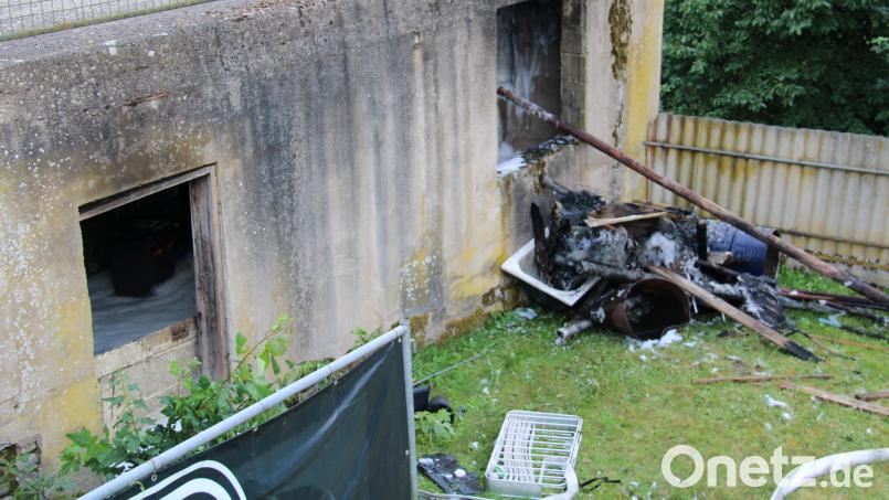 In einem Kellerabteil in Neustadt/WN gelagerter Unrat geriet am Sonntagnachmittag in Brand. Bild: prh