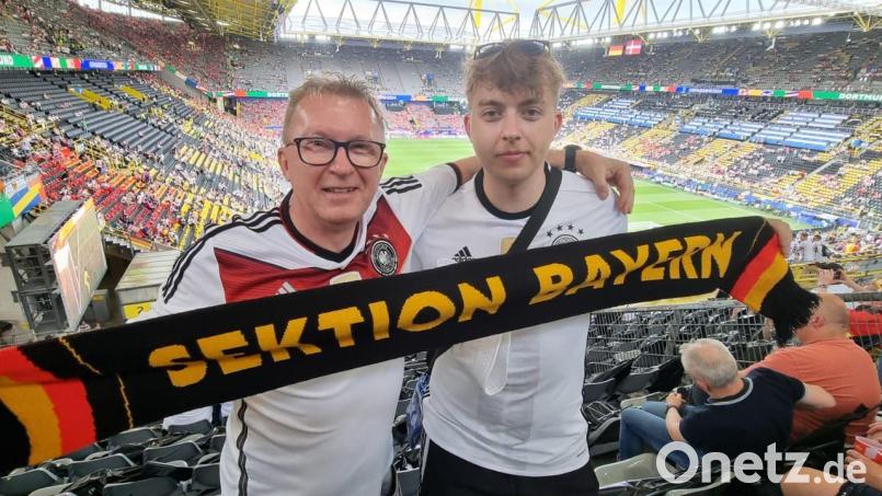 Hannes Kopp und sein Sohn Sebastian aus Waldershof am Samstagabend beim Achtelfinale in Dortmund. Bild: Kopp/privat