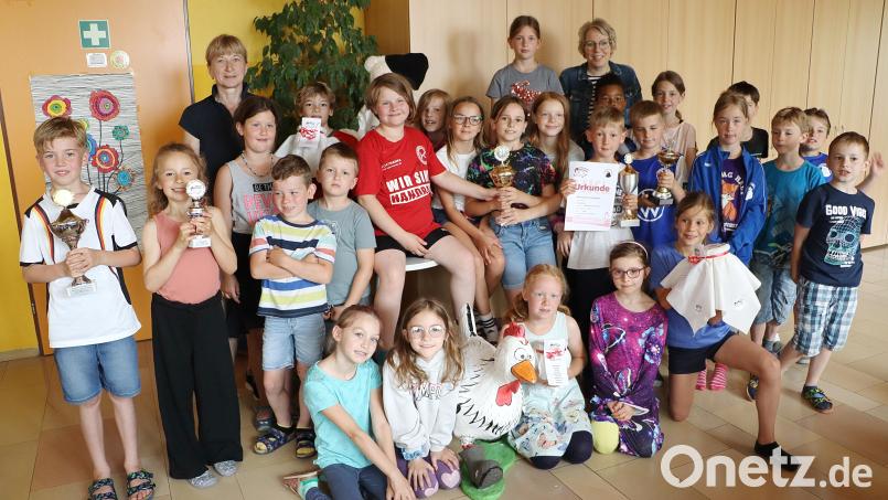 Die Siegerkinder mit Heidi Hiltel (links hinten) und Rektorin Manon Endres (hinten rechts) sowie dem Maskottchen für den Hahnenkammlauf. Bild: gru