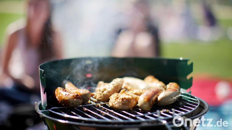Bei einem Streit in Weiden wurde ein Grill zum Wurfgeschoss – hoffentlich ohne Grillgut. Symbolbild: Rolf Vennenbernd/dpa