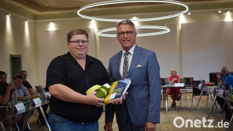Bürgermeister Franz Stahl (rechts) vereidigte Wolfgang Stangl als neues Stadtratsmitglied. Stangl vertritt im Gremium künftig die Wählergemeinschaft Umwelt. Bild: szl
