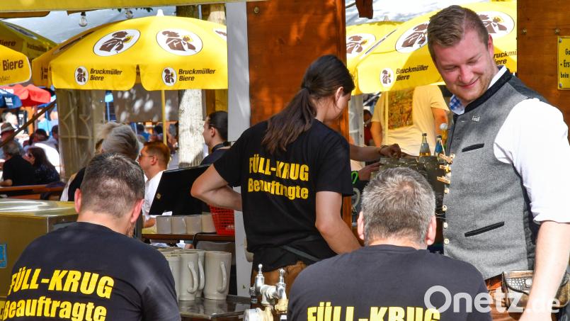 Sie schenken den Gästen eine Maß Bier ein und stürmen zu den Biergarnituren: Die &quot;Füll-Krug-Beauftragten&quot;. Bild: Petra Hartl