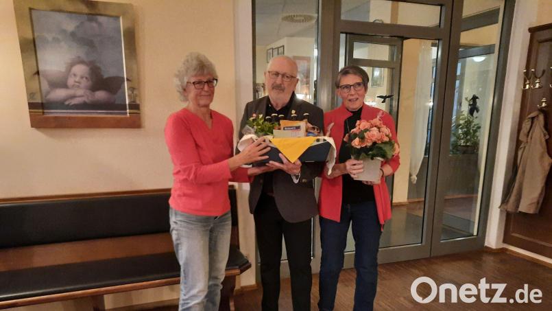 Beim Stadtverband Amberg der Kleingärtner gab es Veränderungen. Neue Vorsitzende ist (von links) Erika Fleischmann, die den langjährigen Vorsitzenden Rudolf Pittroff verabschiedete und seiner Ehefrau Blumen überreichte. Bild: Andrea Hierreth/exb