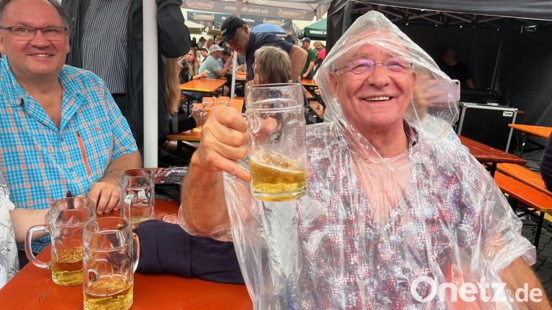 Trotz Regenschauern lassen sich die Weidener die Stimmung nicht vermiesen. Bild: Gabi Schönberger