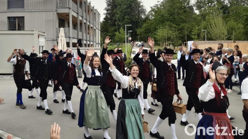 Die Farben der Stadt Sulzbach-Rosenberg vertraten die beiden Heimat- und Trachtenvereine Stamm und Erz- und Eisenwalzerboum beim Deutschen Trachtenfest in Wangen im Allgäu. Bild: Christian Steger/exb