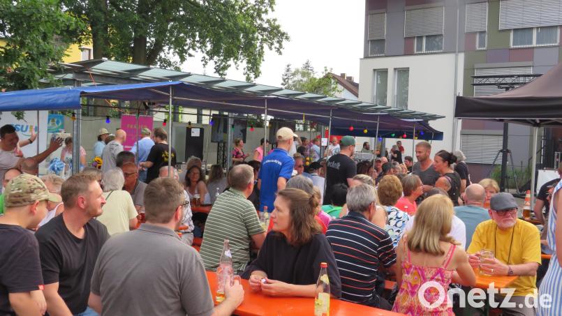 Rund ums Rathaus feiert Altenstadt/WN mit vielen Gästen. Bild: adj