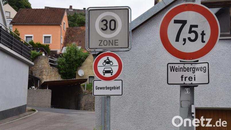Eine eindeutig beschilderte Zufahrtsregelung zum Gewerbegebiet wie hier an der Abzweigung in die Straße Brunnlettberg gibt es schon seit vielen Jahren. Doch befolgt wird diese Anordnung recht wenig. Die vorgeschriebene Zufahrt ins Gewerbegebiet und damit auch zum Wertstoffhof führt über die Bergstraße. Bild: bö