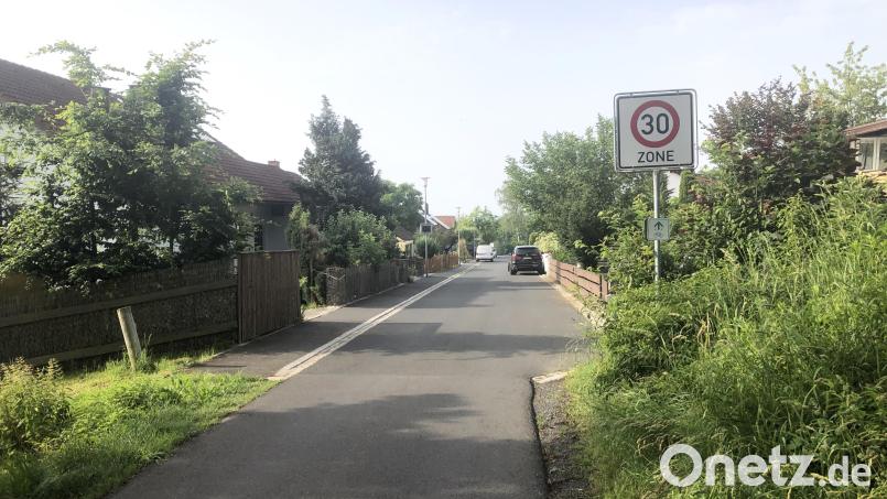 Die Konrad-Adenauer-Straße (im Bild von Norden gesehen) ist und bleibt eine auf Tempo 30 beschränkte Fahrbahn. Geschlossen einigte sich der Marktgemeinderat darauf, daran nichts zu ändern. Bild: wro