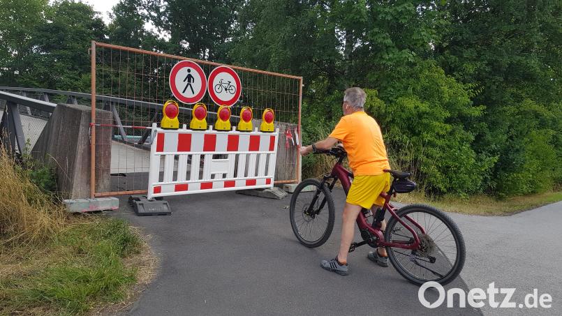 Nichts geht mehr. Die Radfahrer- und Fußgängerbrücke auf dem Vizinalbahnradweg bei Tirschenreuth bleibt bis auf Weiteres gesperrt. Bild: Benkhardt