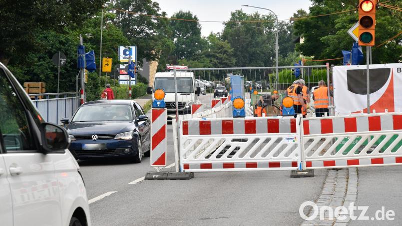Die Instandsetzung der Krumbachbrücke an der Staatsstraße 2165/Ortsdurchfahrt in Haselmühl hat begonnen – seit Montag, 1. Juli, geht es hier nur einspurig an der Baustelle vorbei, eine Ampel regelt den Verkehr. Bild: Petra Hartl
