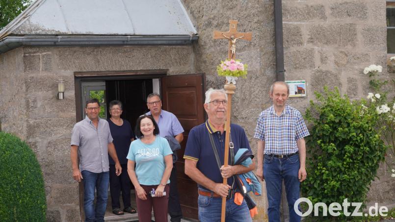 Spielberger Wallfahrer verlassen die Dorfkapelle in Spielberg und pilgern zum Fahrenberg. Bild: Franz Völkl