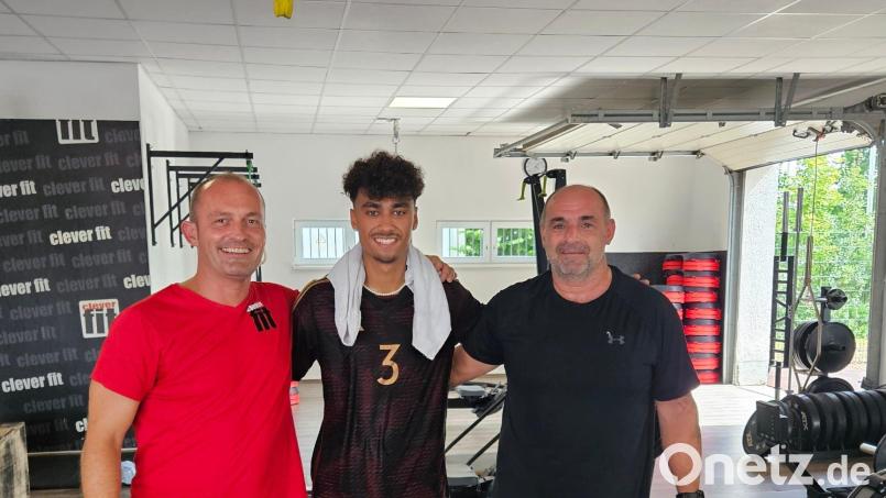 Nathaniel Brown (Mitte) mit seinem ehemaligen Jugendtrainer Christian Kammerl (rechts) und Michael Lichtenauer vom Studio &quot;Clever Fit&quot;. Bild: Kammerl/privat
