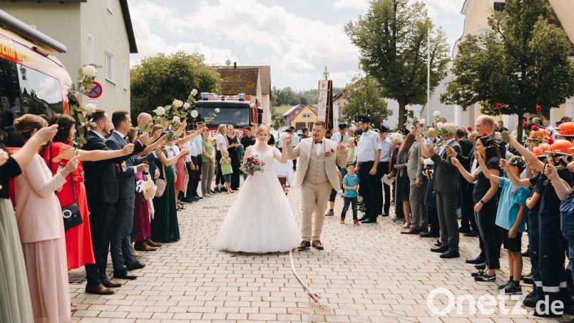 Hand in Hand verlässt das junge Paar das Gotteshaus Bild: Familie Wisgickl/exb