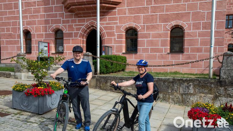In Sulzbach-Rosenberg am Rathaus beginnt das Sommergespräch mit Landrat Richard Reisinger, das die Redaktion diesmal aufs Fahrrad verlegt hat. Bild: Hans Bernreuther