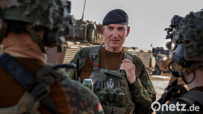 Geboren in Speyer, nun in einer wichtigen militärischen Führungsposition im Bayerischen Wald: Oberst Axel Hardt, Kommandeur der Panzerbrigade 12 und damit der einzigen schweren Brigade Süddeutschlands, spricht im Mai mit seinen Soldaten bei der Übung &quot;Quadriga 2024&quot; am Truppenübungsplatz Pabrade in Litauen an der Nato-Ostflanke. Bild: Bundeswehr/Marco Dorow