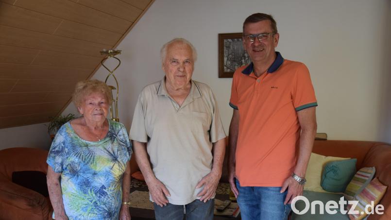 85. Geburtstag feiert Manfred Ort (Mitte) aus Schmidmühlen. Dazu gratuliert neben seiner Frau Sigrid auch Bürgermeister Peter Braun. Bild: bö