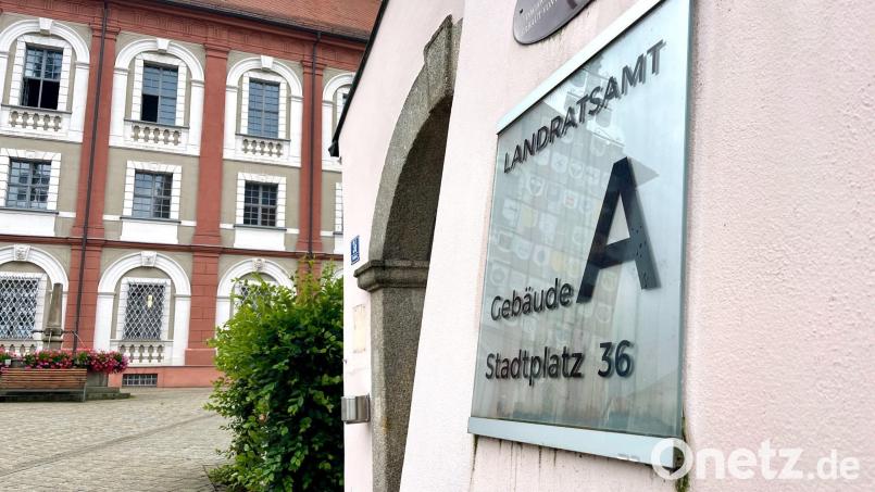 Wer vertritt den Landrat, wenn er keine Zeit hat? Mehr Personen als bisher, wenn man sich bei den Kreistagsparteien umhört. Symbolbild: Gabi Schönberger