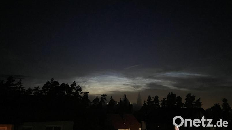 Rund 90 Minuten brachten am Freitagnacht Eiskristalle rund 81 Kilometer über Störnstein die Wolken zum Leuchten. Bild: David Frahnow/exb