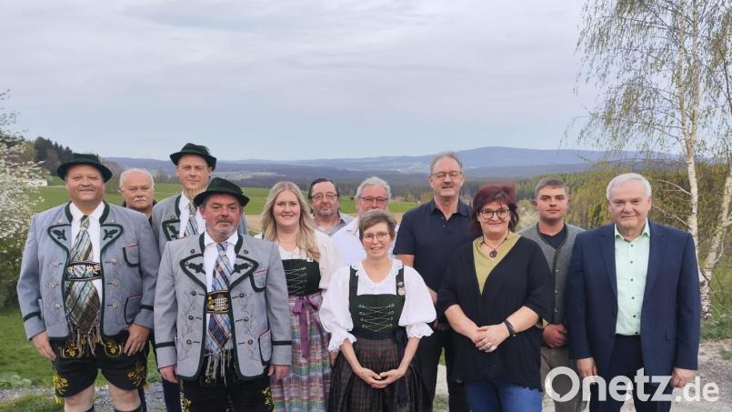 Die neue Vorstandsriege der „Goldbachtaler“ setzt sich zusammen aus Reinhold Albersdörfer, Alfred Braun, Maximilian Albersdörfer, Bernhard Stich, Katharina Ackermann, Gustav Storm, Lydia Kukla, Josef Scherm, Wolfgang Lorenz, Christine Stich und Toni Stich (von links). Ihnen gratulierte Bürgermeister Günter Kopp (rechts). Bild: Wolfgang Schmid/exb
