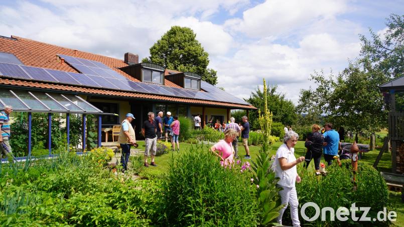 Interessierte Besucher erkunden den grünen Garten von Judith und Andreas Bodensteiner. Bild: fvo