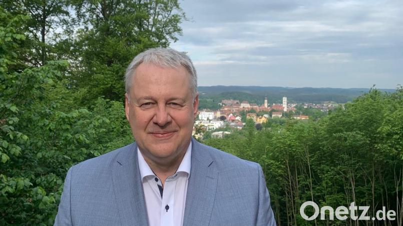 Landrat Richard Reisinger feiert am 2. Juli seinen 60. Geburtstag. Dieses Foto zeigt ihn auf dem Annaberg, mit seiner Heimatstadt Sulzbach-Rosenberg im Hintergrund. Es schmückt auch die Einladungskarten, die er zu seiner Geburtstagsfeier verschickt hat. Bild: Madlen König/exb