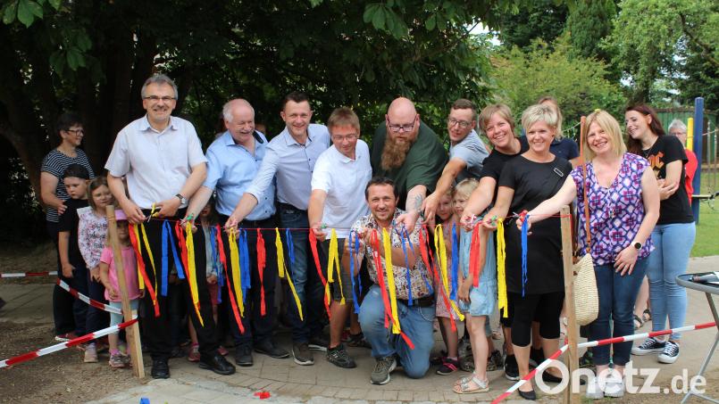 Der Elternbeirat des Kindergartens St. Elisabeth hat für die Kinder eine Maschinenhalle gebaut. Die wurde nun eröffnet und eingeweiht. Bild: Stefanie Unterburger/exb