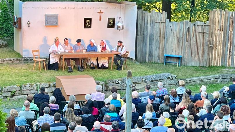 Die Premiere für das Stück &quot;s&#039; Elädrische&quot; feiert die Laienspielschar Windischeschenbach. Bis auf Randplätze war die Tribüne vor der Freilichtbühne an der Burg Neuhaus ausverkauft. Bild: Renate Prucker/exb