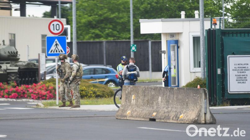 An Tor 3 zum Übungsplatz Grafenwöhr kontrollieren aktuell auch bewaffnete uniformierte Soldaten. Bild: Gabi Schönberger