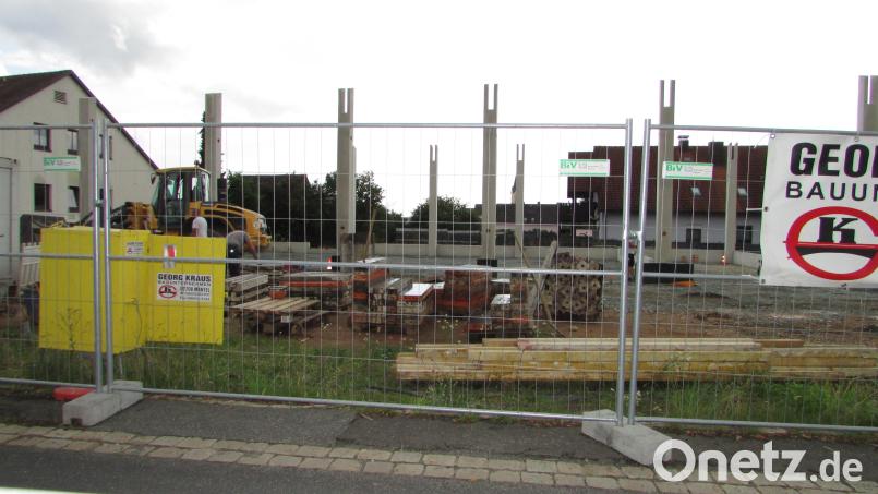 Zügig geht es mit dem Anbau und der Sanierung des Feuerwehrhauses voran, Mitte Juli kann Richtfest gefeiert werden. Bild: sei