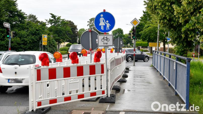 Der Geh- und Radweg auf der Krumbach-Brücken in Kümmersbruck ist halbseitig gesperrt – die rot-weißen Baken schirmen einen größeren Frostschaden ab. Bild: Petra Hartl