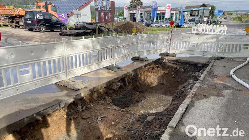 Aufgrund der besonderen Bodenverhältnisse ist die undichte Stelle der Leitung in der Staatsstraße Schwarzhofen nicht leicht zu finden. Feuerschläuche sichern die Wasserversorgung der Bevölkerung während der Reparatur. Bild: Torsten Hergenröther/exb