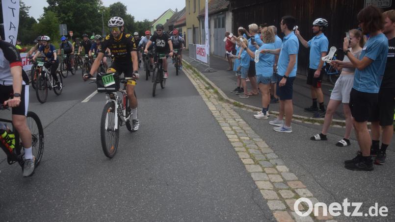 Die Windischeschenbacher freuen sich, dass weit über tausend Radlerinnen und Radler zur Jubiläumstour antreten und schicken sie lautstark mit ihren Rasseln und Anfeuerungsrufen auf die Tour. Bild: fz