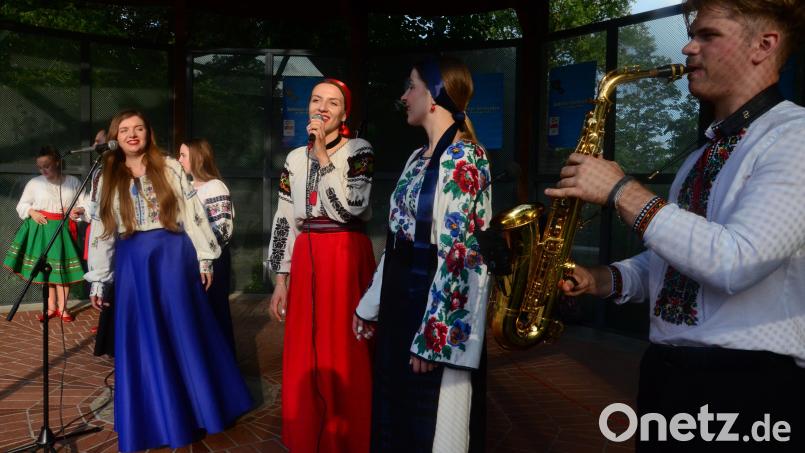 Künstler aus der Ukraine musizieren im Pavillon des Max-Reger-Parks. Bild: Kunz