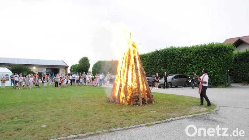 Seelsorger Sagai segnet das Pittersberger Johannisfeuer. Bild: gm