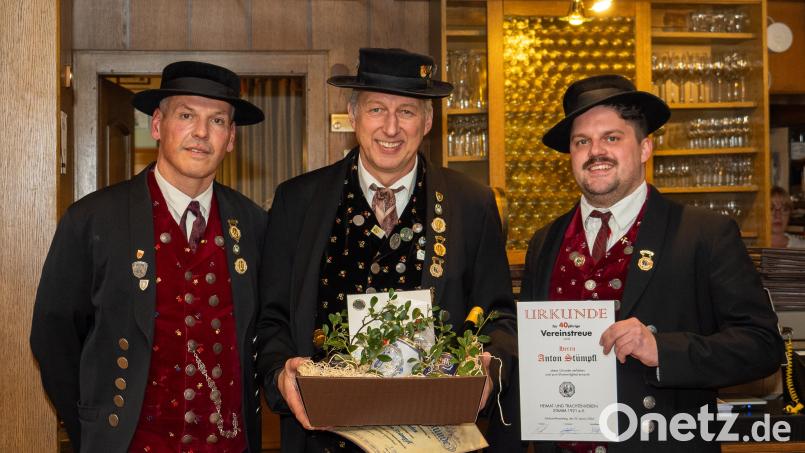 Hohe Auszeichnung beim Trachtenverein Stamm: (von links) 1. Vorsitzender Christian Steger, das neue Ehrenmitglied Anton Stümpfl, 2. Vorsitzender Thomas Häckl. Bild: Lukas Schmalzl/exb