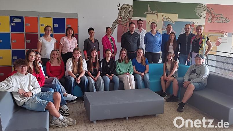 Die Unterstützer der Aktion „Lounge-Möbel für die zehnten Klassen der Realschule Vohenstrauß mit Elternbeiratsvorsitzender Petra Hager (hinten rechts), der Schulleitung und Schülern der zukünftigen zehnten Klassen. Bild: Petra Hager
