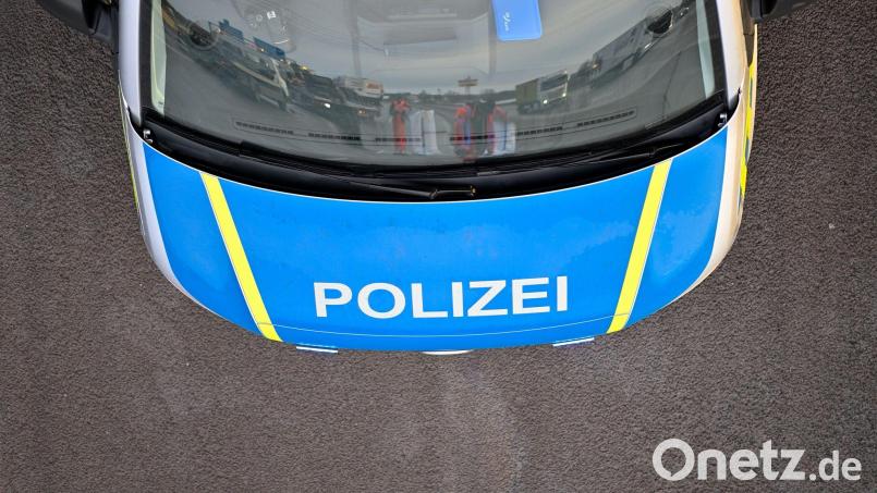 In Neumarkt in der Oberpfalz ist ein Mann von einem Auto überrollt worden. Symbolbild: Klaus-Dietmar Gabbert/dpa