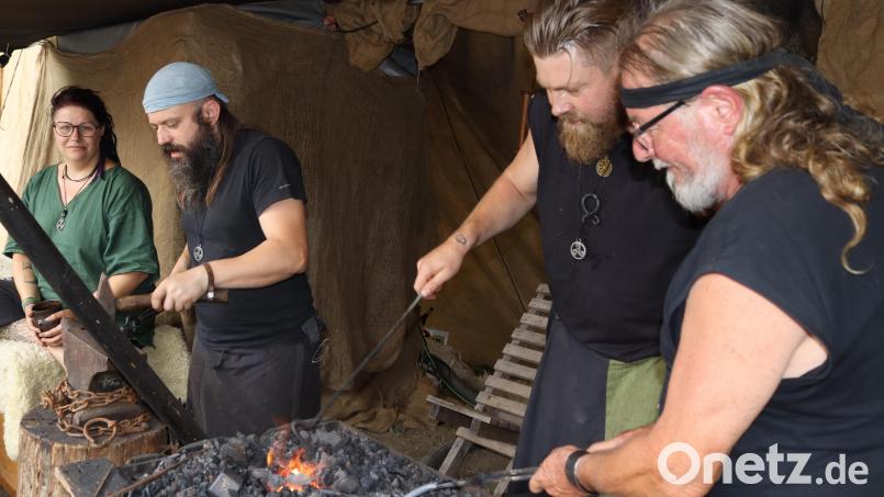 Die Beherrschung des Metalls mit Hilfe der Element Feuer und Wasser regte im Mittelalter und auch heute noch die Phantasie des Volkes an. Die Schmiede Keltensonne hält diese Phantasie jedes Jahr auf dem Altstadtfest aufrecht (von links), Tochter Anna, Schwiegersohn Degge, Jungschmied Nobby und Altschmiedemeister Günther. Bild: mfh